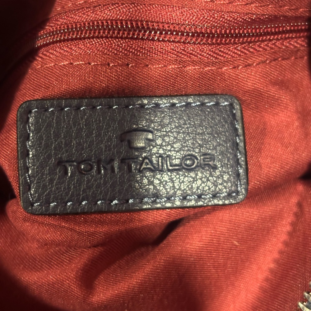 Tom Tailor Black Leather Crossbody Bag Red Interior Adjustable Strap - Picture 3 of 7